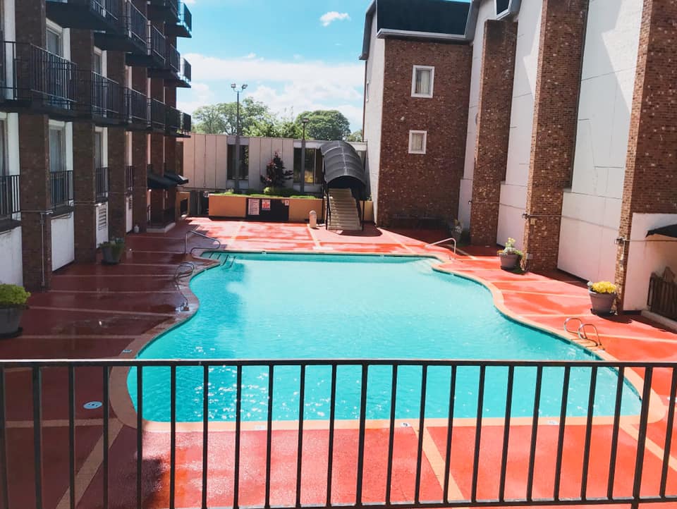 Seasonal outdoor pool Photo 3
