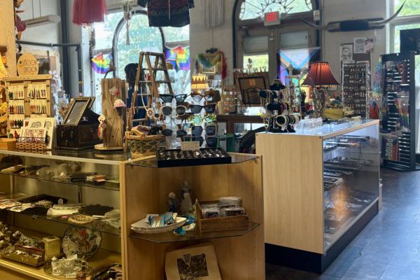 Design Archives Vintage and Handmade Emporium - 636 West 4th