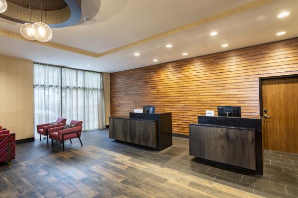 Enjoy a warm welcome at our individualized front desks, allowing guests more privacy as they check-in. Photo 6