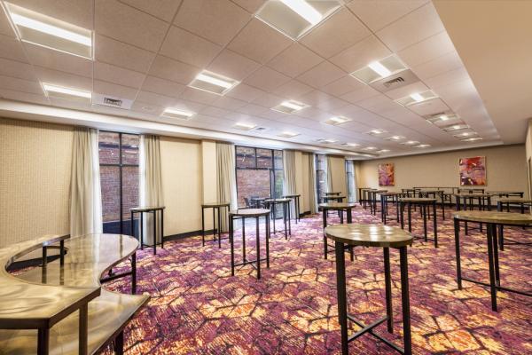 Over 1,800 square feet of meeting space that includes beautiful indoor and outdoor function areas for guests up to 150 persons, ideal for business meetings, formal events and intimate gatherings. Photo 6