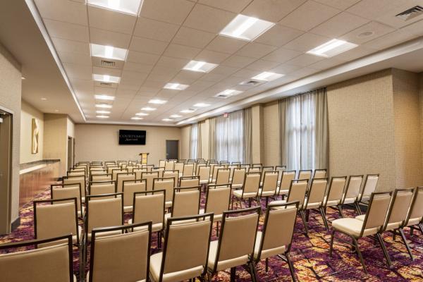 Over 1,800 square feet of meeting space that includes beautiful indoor and outdoor function areas for guests up to 150 persons, ideal for business meetings, formal events and intimate gatherings. Photo 7