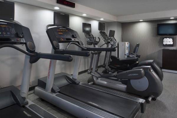 Offering a variety of state of the art gym equipment with flat screen TVS. Photo 9