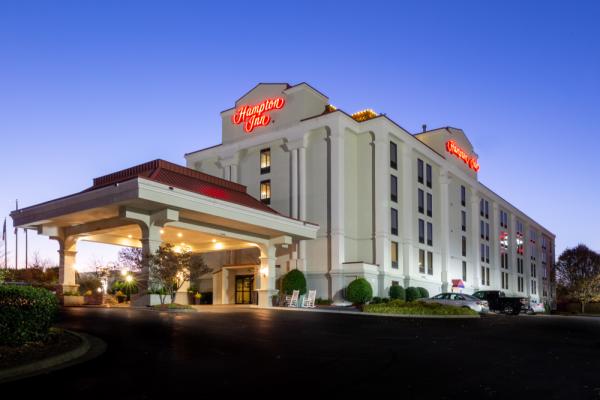 Exterior of hotel Photo