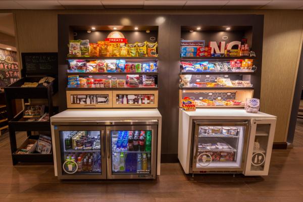 Snack area in hotel lobby Photo 8