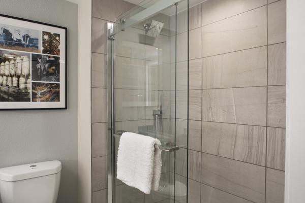 80% of all standard guest rooms include walk-in showers Photo 10