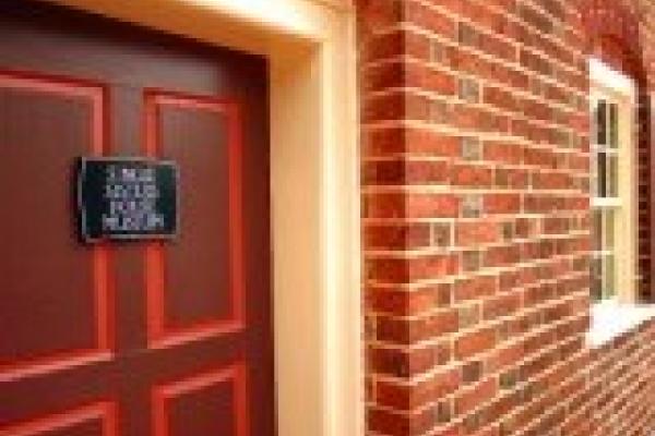 WS-SNGL-SISTERS-HSE-1-DC08.jpg Photo 2