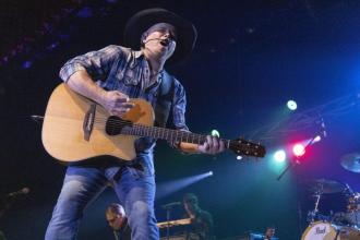 The Ultimate Tribute to Garth Brooks featuring Shawn Gerhart Photo