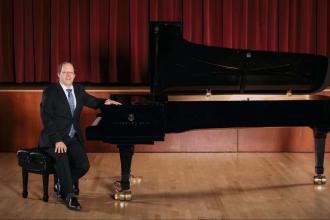 Pianist Dmitri Shteinberg in Recital Photo