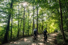 Salem Lake trail cyclists